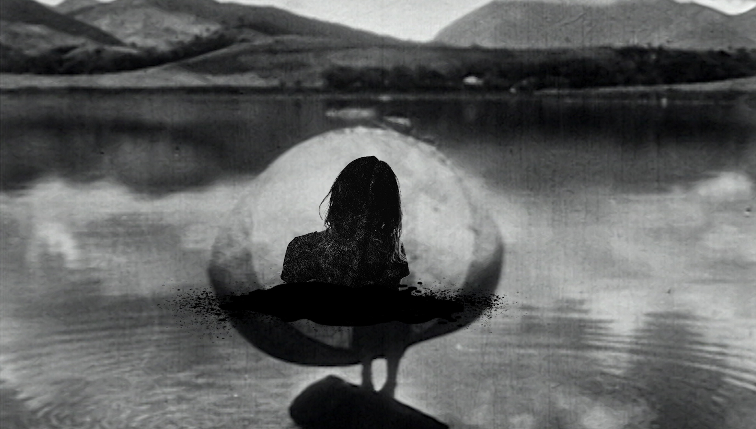 Cause of Death. Ré-Elles. Silouette d'une femme à l'interieur d'une bulle. Au plan arrière, des montagnes et un lac forment un paysage.